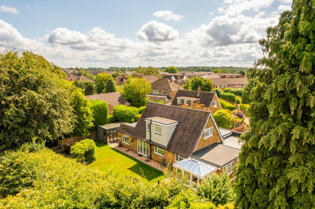 3 bedroom detached house for sale in Copners Way, Holmer Green