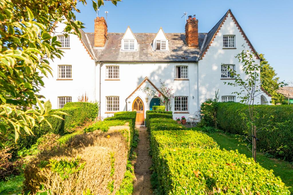 3 bedroom terraced house for sale in The Green, Aston Rowant