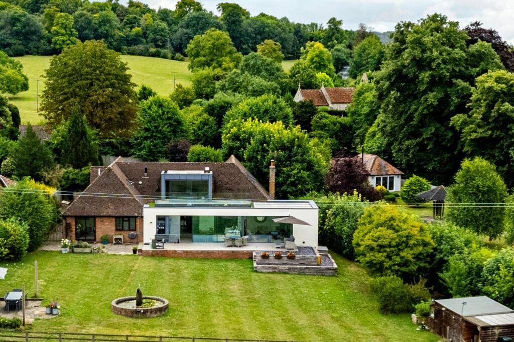 Main image of property: Ellesborough Road, Little Kimble, Buckinghamshire, HP17