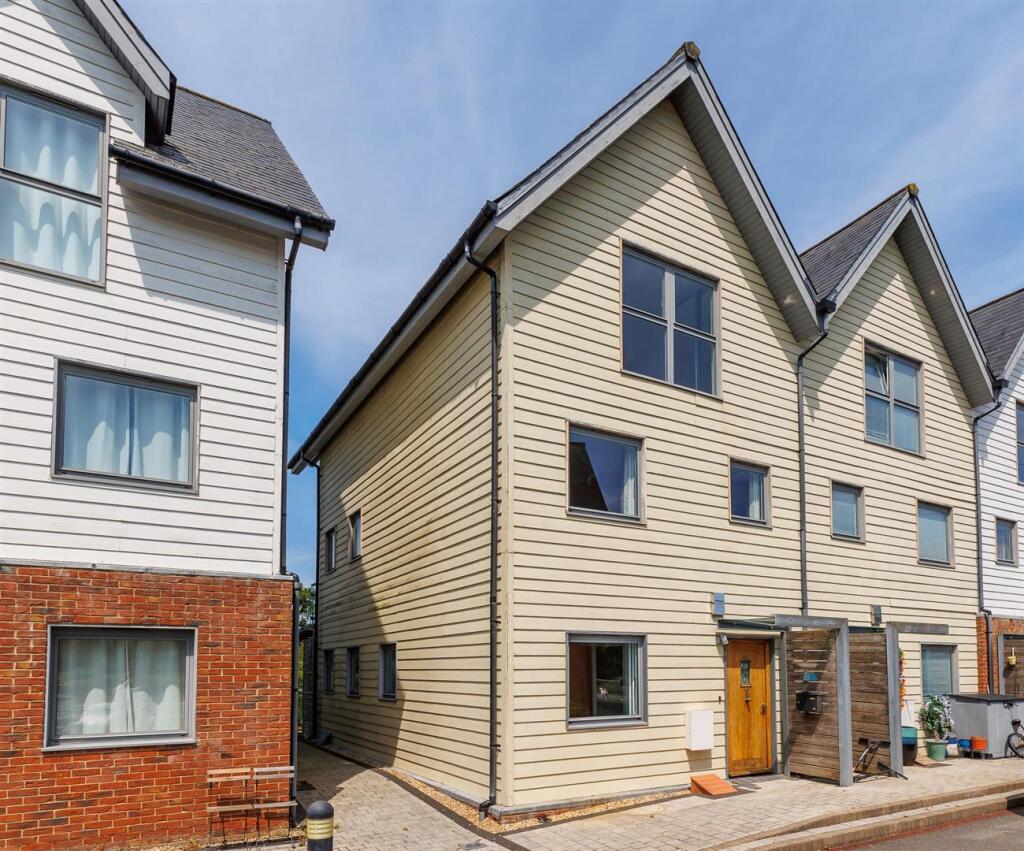Main image of property: TOWNHOUSE WITH MOORING - Heron Square, Island Harbour, Newport