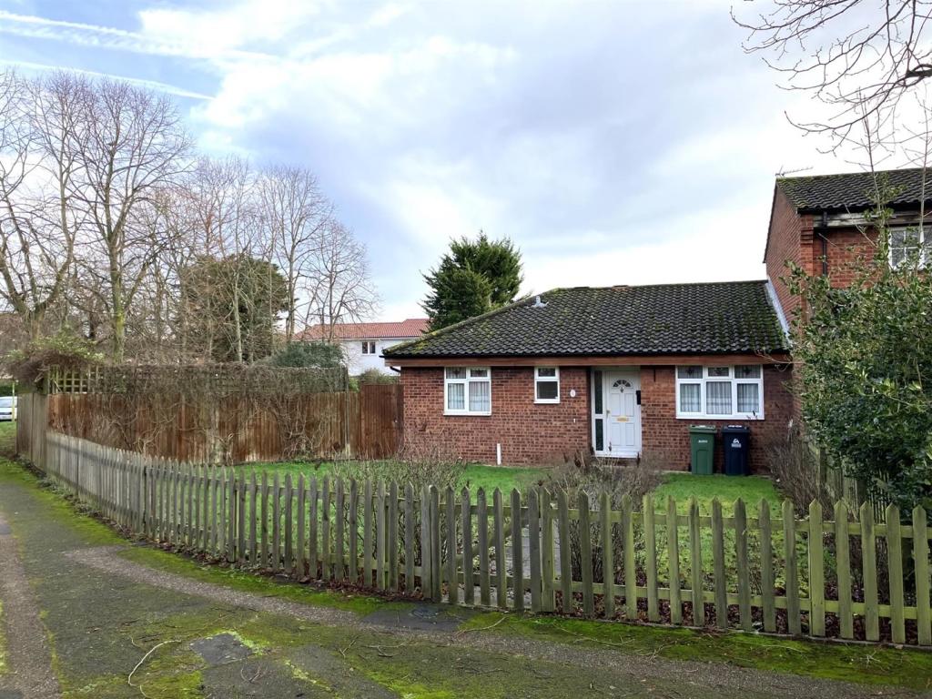 3 bedroom bungalow for sale in Elderbek Close, Cheshunt, EN7