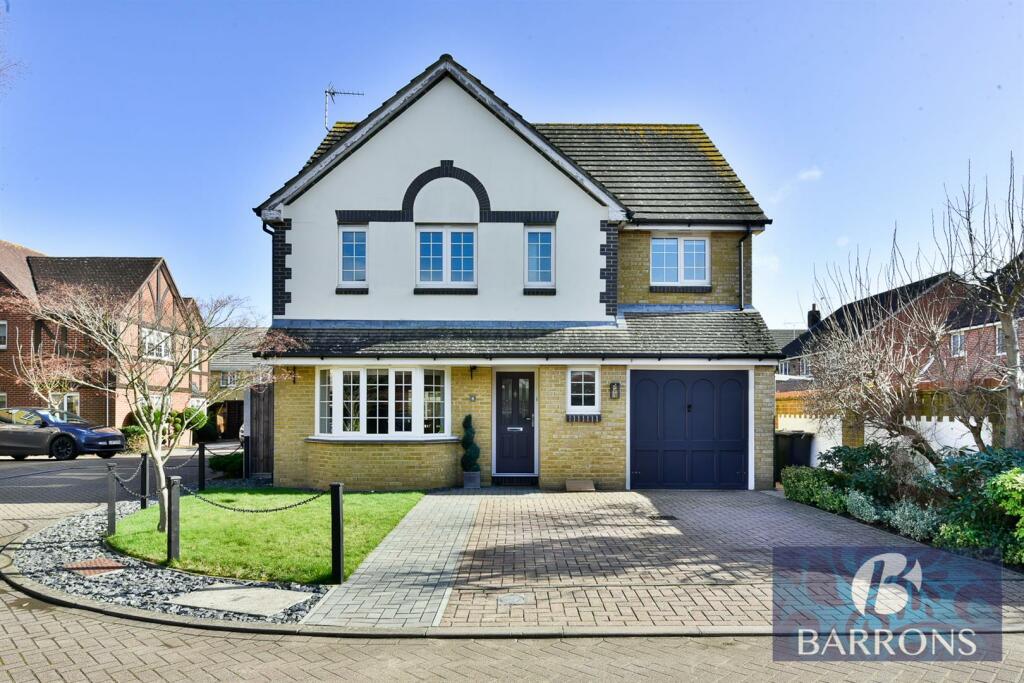 4 bedroom detached house for sale in Starkey Close, West Cheshunt, EN7