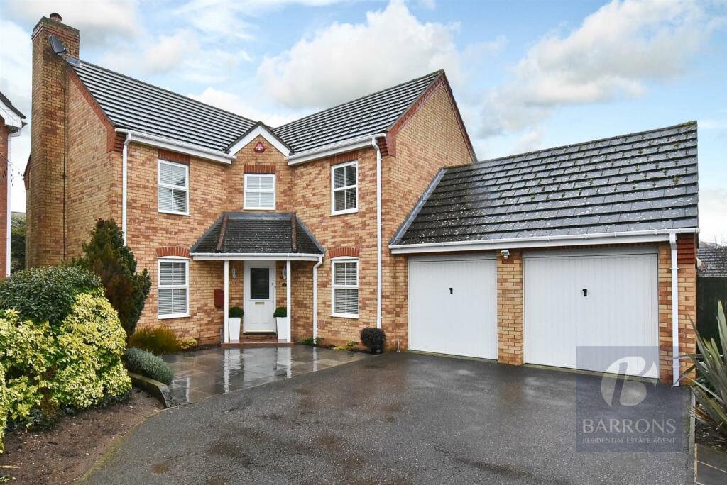 4 bedroom detached house for sale in Wells Close, West Cheshunt, EN7