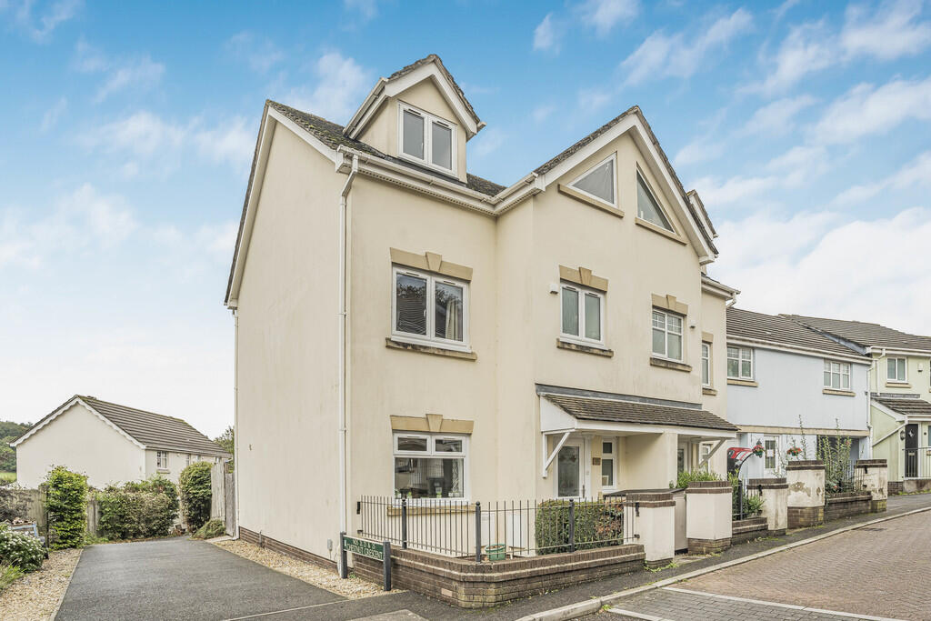 4 bedroom end of terrace house