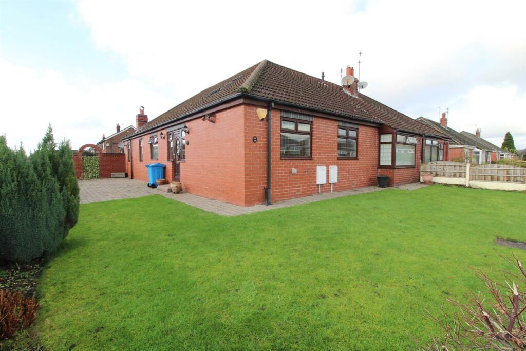 3 bedroom semidetached bungalow for sale in Laburnum Avenue