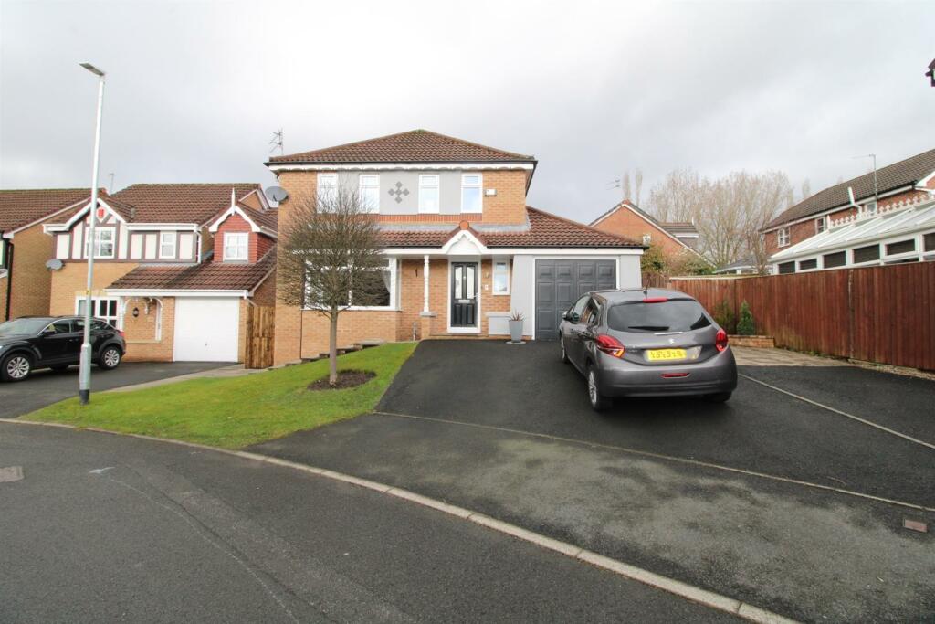 4 bedroom detached house for sale in Glade Wood Drive, Failsworth, Manchester, M35