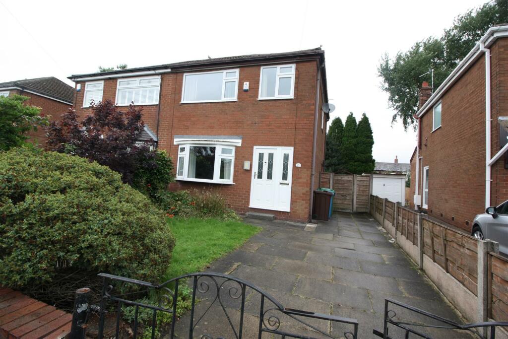 3 bedroom semi-detached house for rent in Partridge Road, Woodhouses, M35
