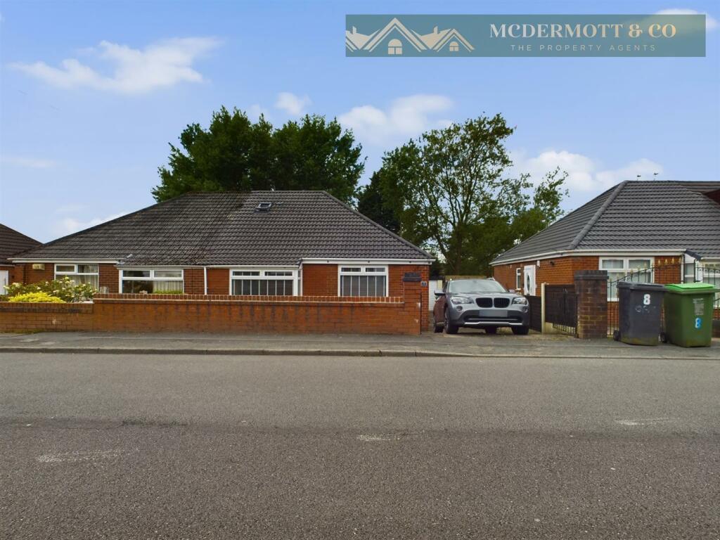 2 bedroom semidetached bungalow for sale in Oak Road, Failsworth, M35