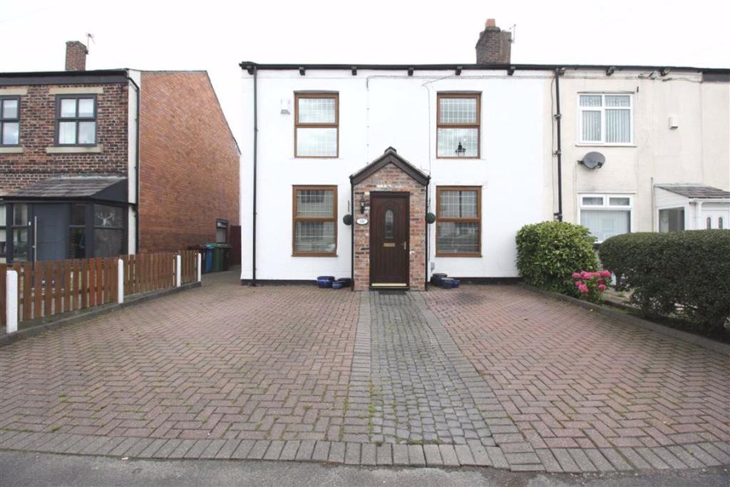 4 bedroom town house for sale in Medlock Road, Woodhouses Village