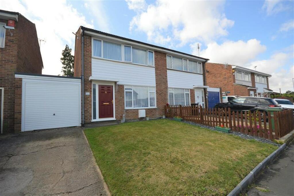 3 bedroom semidetached house for sale in Mountbatten Road, Braintree, CM7