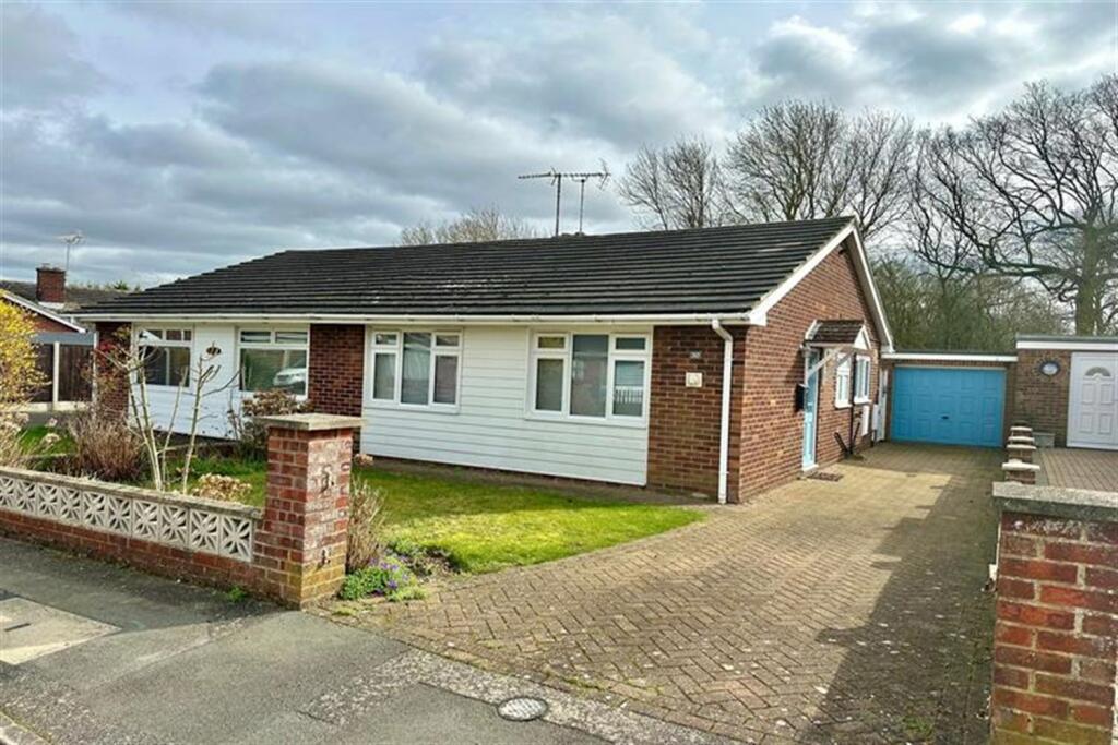 2 bedroom semidetached bungalow for sale in Warren Road, Braintree, CM7