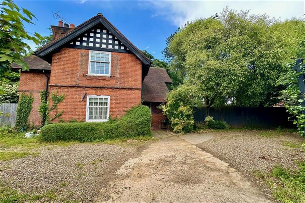 3 bedroom detached house for rent in Coggeshall Road, Braintree, CM7