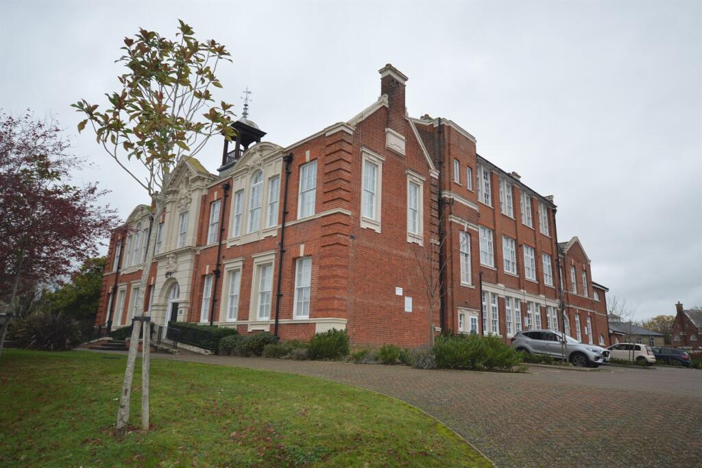 Main image of property: Tabor House, Coggeshall Road, Braintree, CM7
