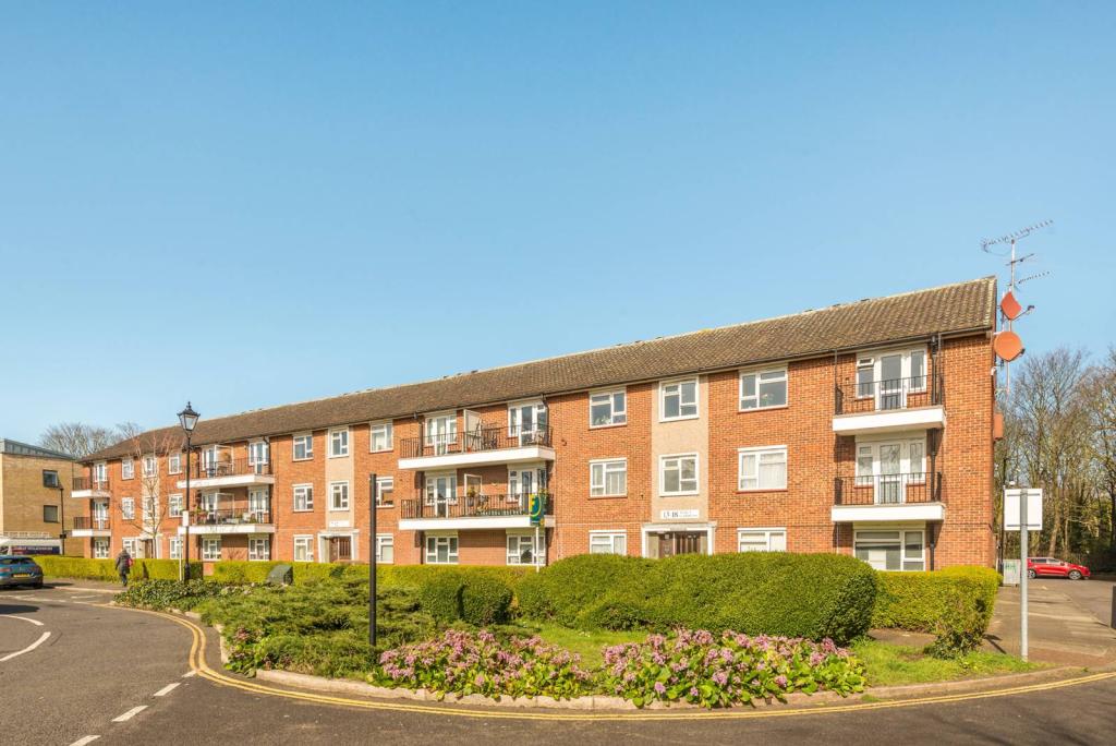 2 bedroom flat for sale in Percy Gardens, Old Isleworth, Isleworth, TW7