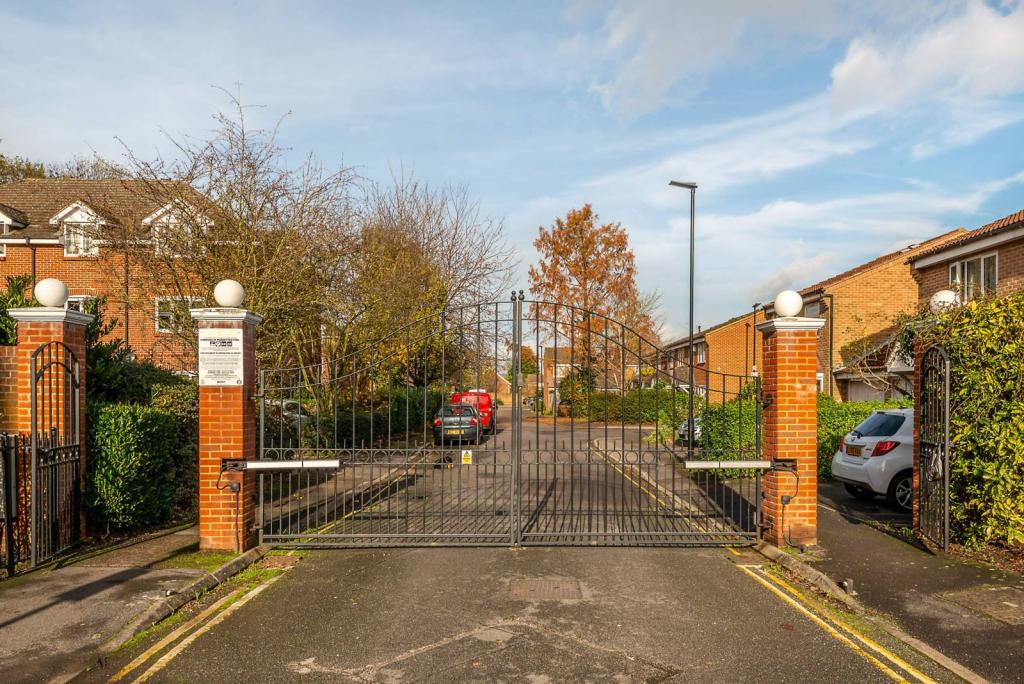 3 bedroom end of terrace house for sale in Hillary Drive, Isleworth, TW7