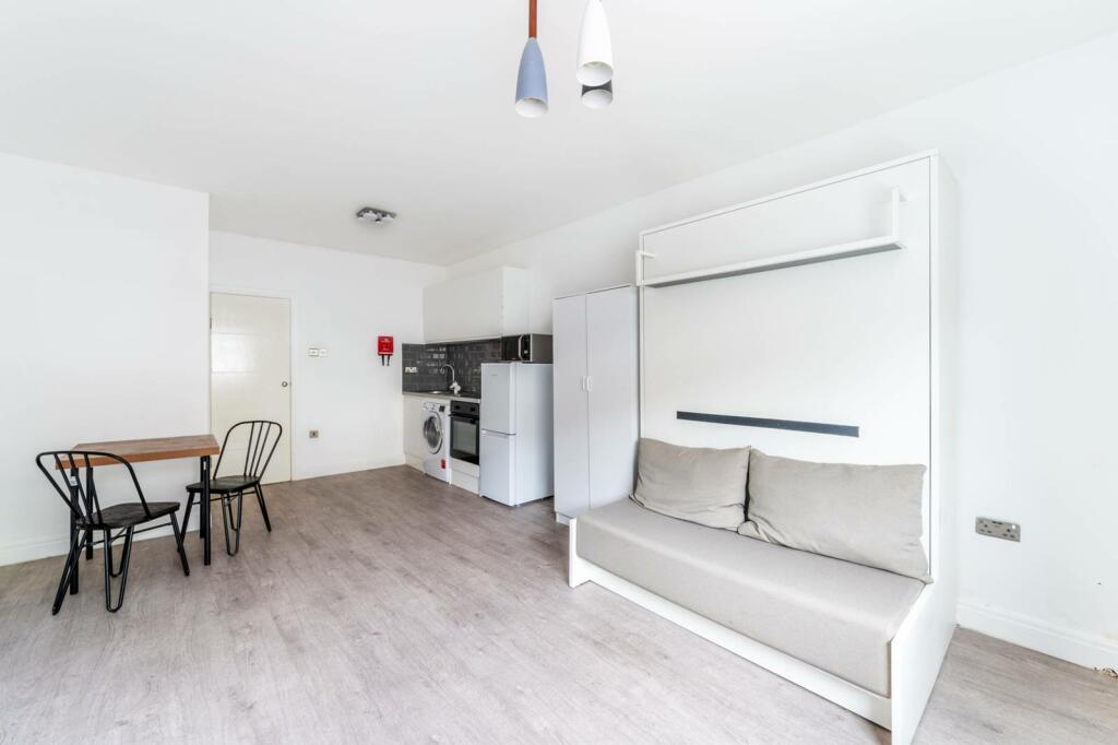 Studio flat for rent in Beulah Road, Thornton Heath, CR7