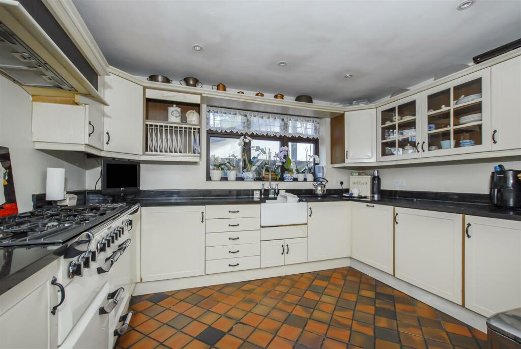 3 bedroom detached house for sale in Twickenham Road, Old Isleworth, TW7
