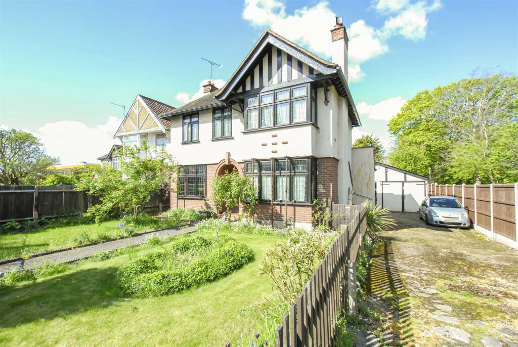 3 bedroom detached house for sale in Twickenham Road, Old Isleworth, TW7