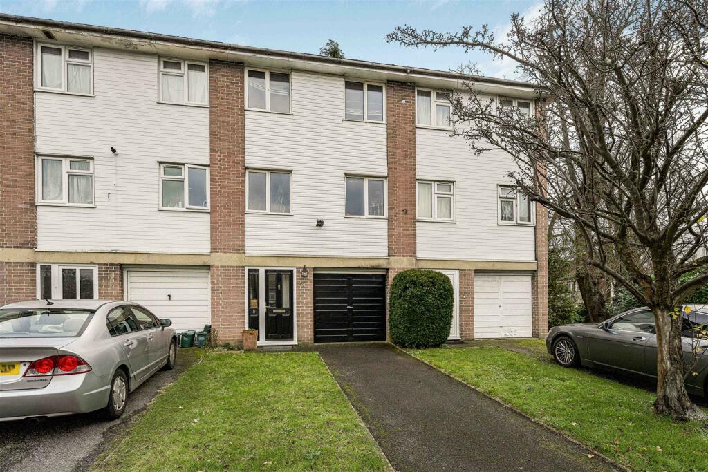 3 bedroom terraced house for sale in Thornbury Road, Isleworth, TW7