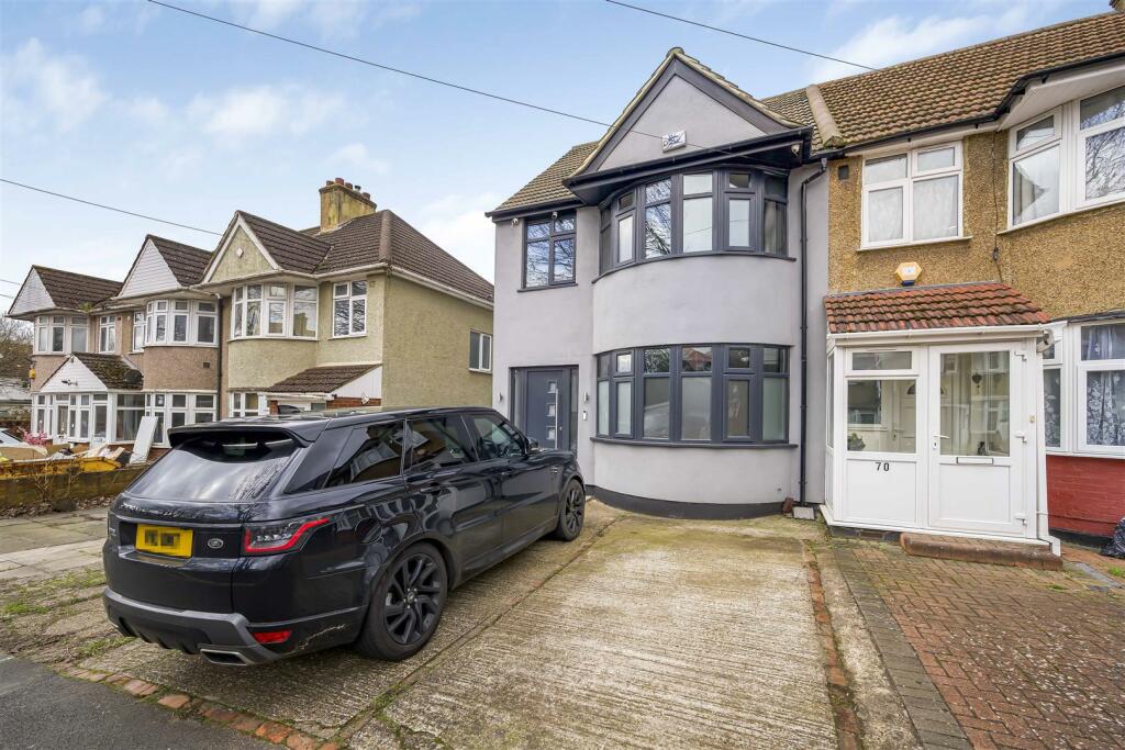 4 bedroom end of terrace house for sale in Sidmouth Avenue, Isleworth, TW7