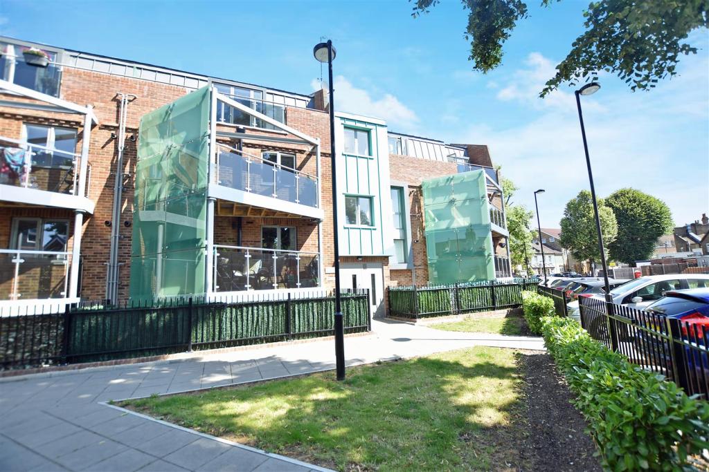 2 bedroom apartment for sale in Clifton Road, Isleworth, TW7