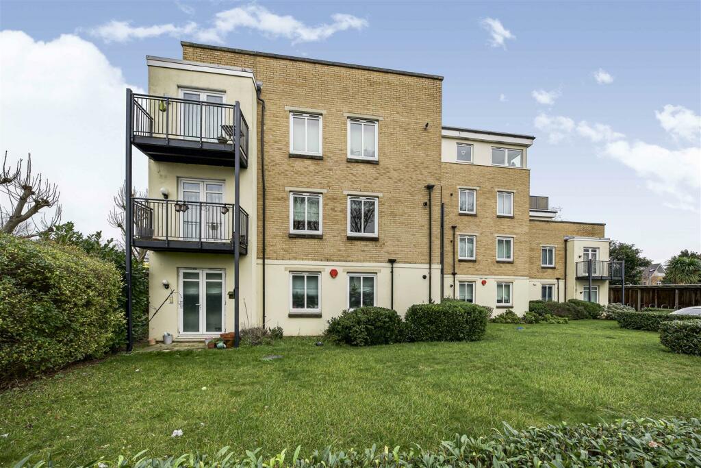 2 bedroom penthouse for sale in Worton Road, Old Isleworth, TW7