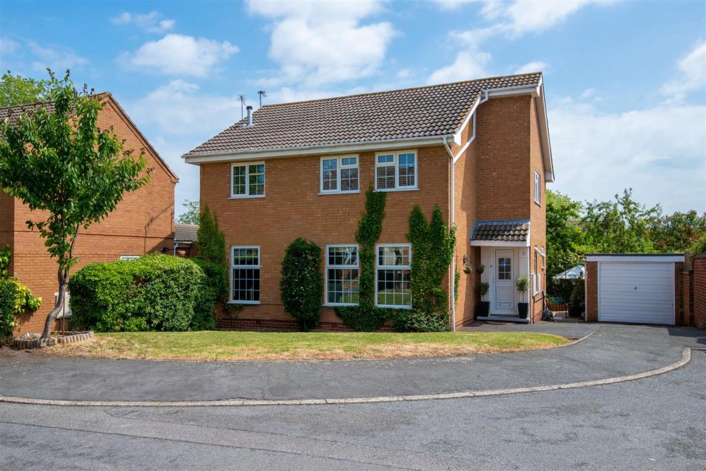 5 bedroom detached house for sale in Mendip Close, Shepshed, LE12