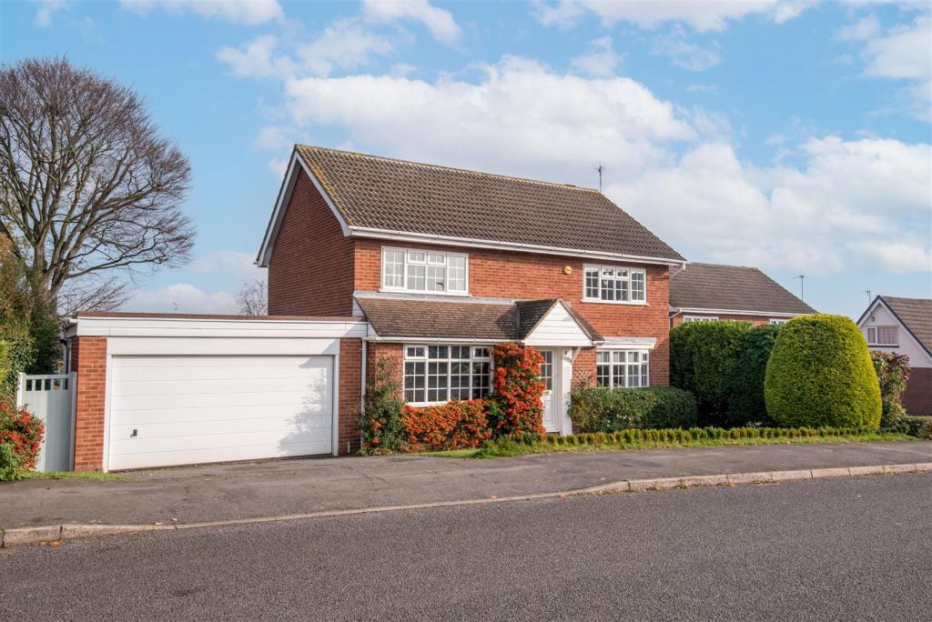4 bedroom detached house for sale in Fairway Road, Shepshed, LE12