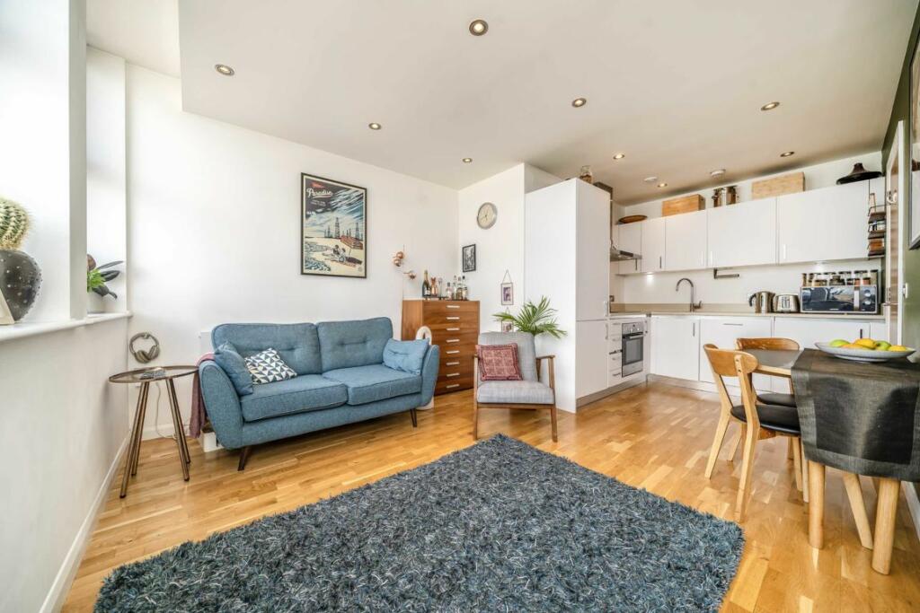 1 bedroom flat for sale in Streatham High Road, Streatham Hill, SW16