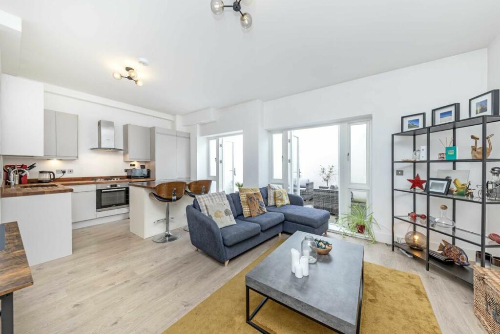 1 bedroom flat for sale in Ambleside Avenue, Streatham, SW16