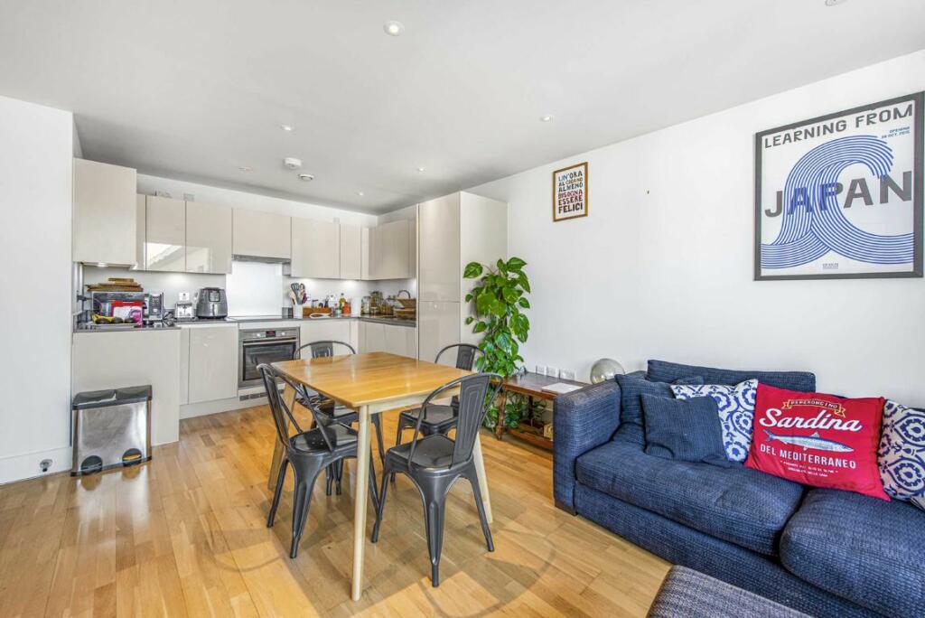 1 bedroom flat for sale in Streatham High Road, Streatham, SW16