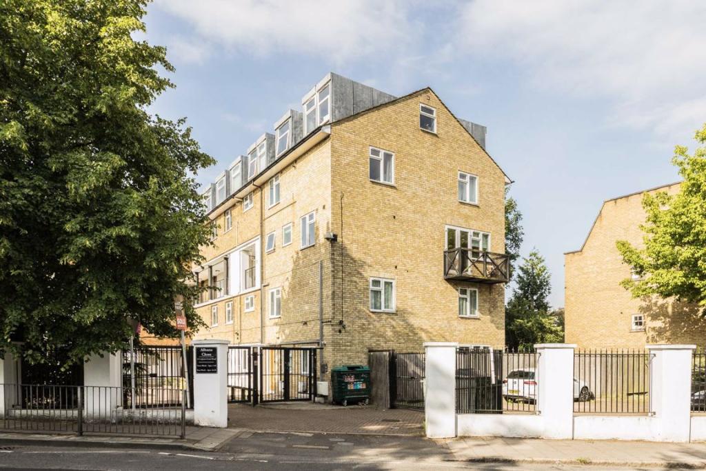 3 bedroom flat for sale in Leigham Court Road, Streatham, SW16