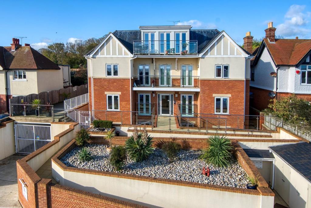 2 bedroom penthouse for sale in Dumpton Park Drive, Broadstairs, CT10