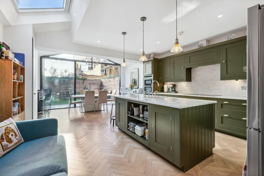 5 bedroom terraced house for sale in Manchuria Road, London, SW11