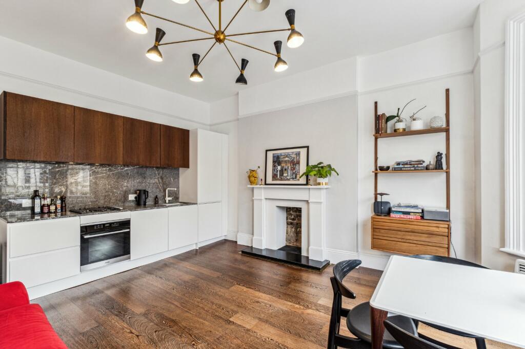 2 bedroom apartment for sale in North Side Wandsworth Common, London, SW18