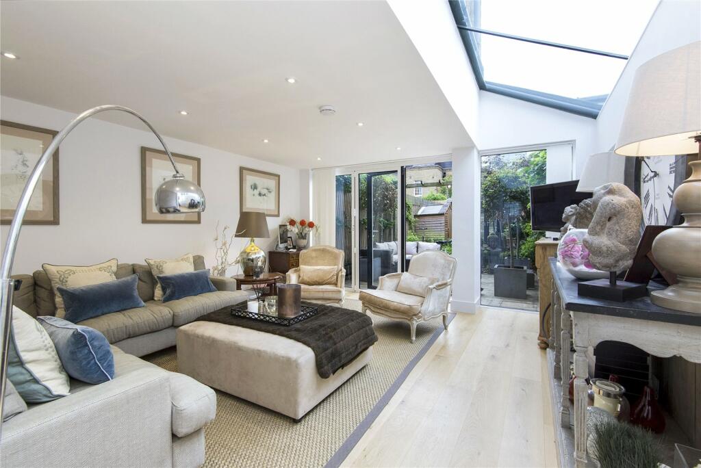 4 bedroom terraced house for rent in Wiseton Road, London, SW17