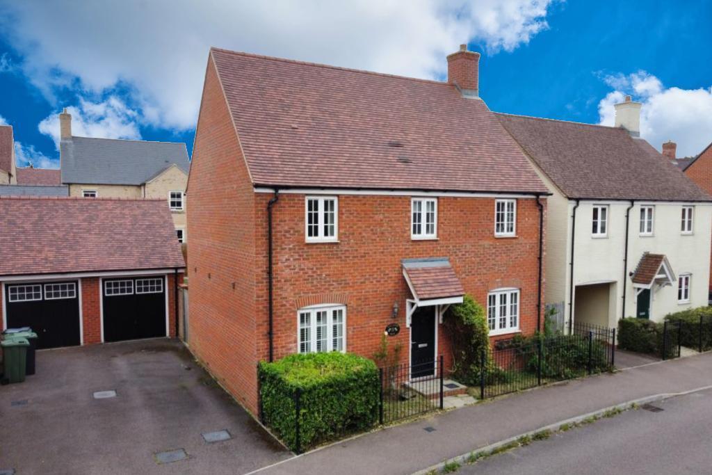 4 bedroom detached house for sale in Falldor Way, Ampthill