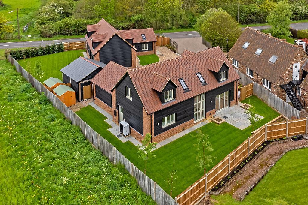 4 bedroom detached house for sale in Dunstable Road, Toddington