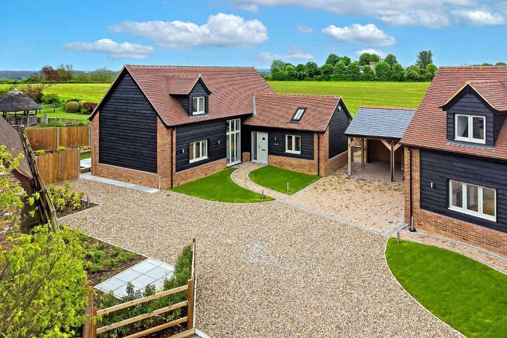 4 bedroom detached house for sale in Dunstable Road, Toddington