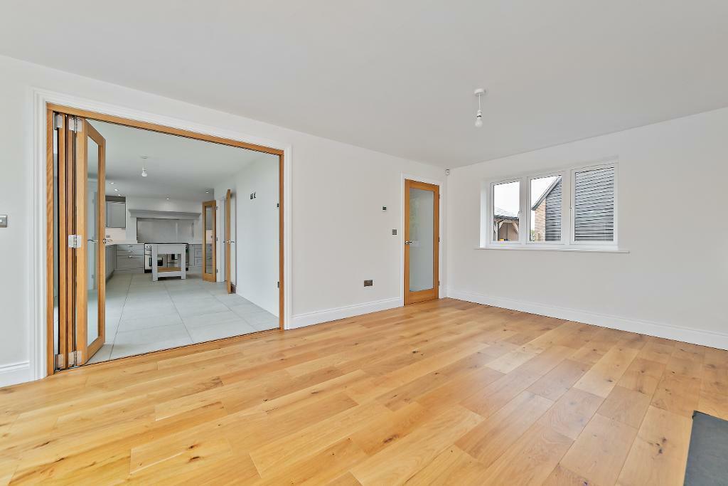 4 bedroom detached house for sale in Dunstable Road, Toddington