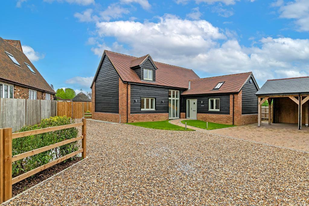 4 bedroom detached house for sale in Dunstable Road, Toddington