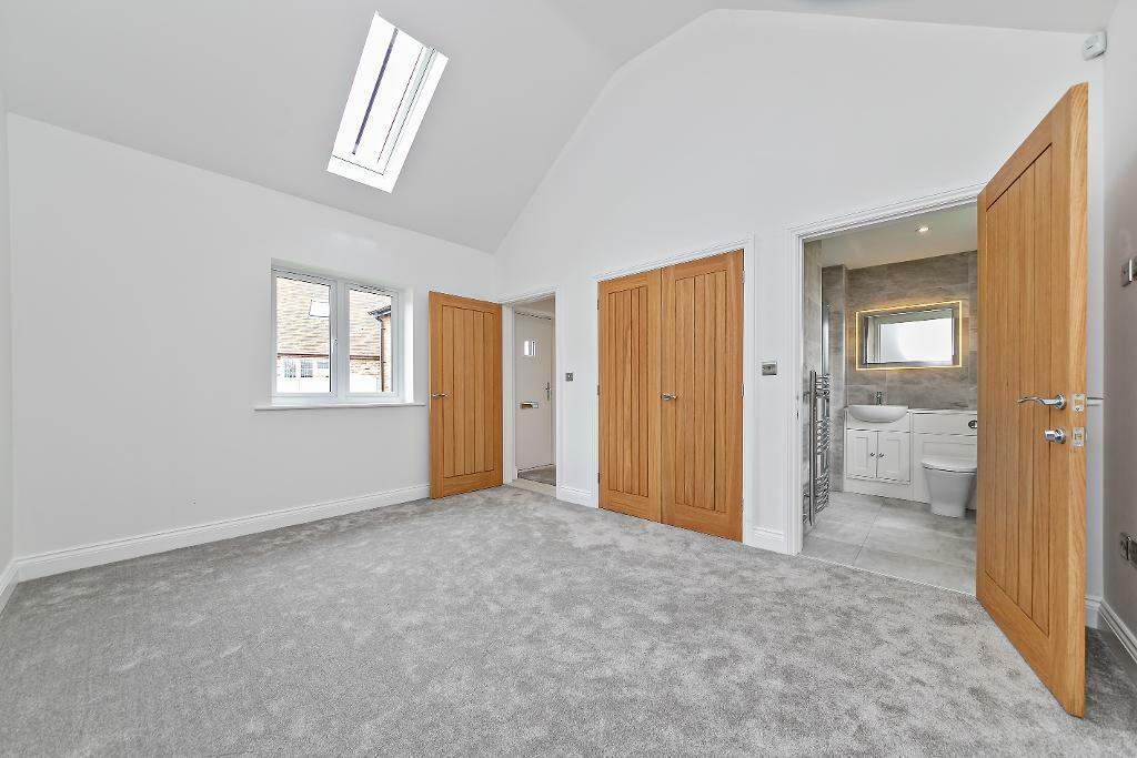 4 bedroom detached house for sale in Dunstable Road, Toddington