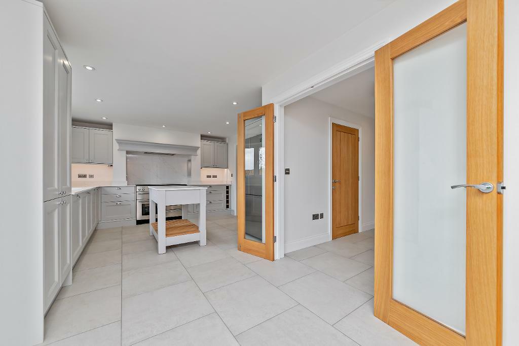 4 bedroom detached house for sale in Dunstable Road, Toddington