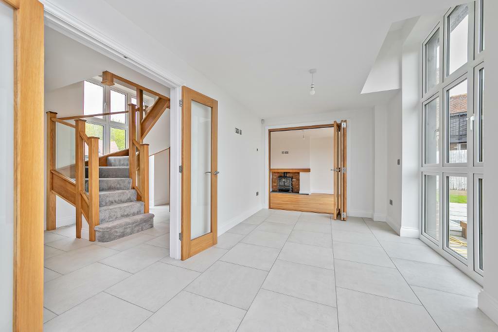 4 bedroom detached house for sale in Dunstable Road, Toddington