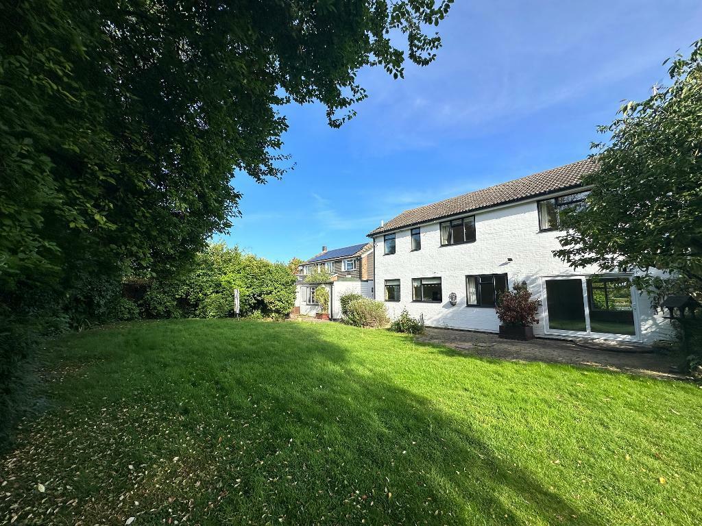 4 bedroom detached house for sale in Harlington Road, Sharpenhoe