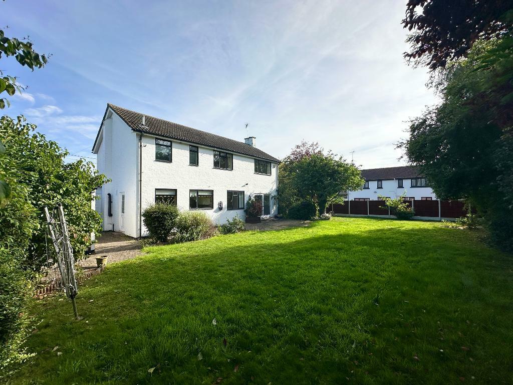 4 bedroom detached house for sale in Harlington Road, Sharpenhoe