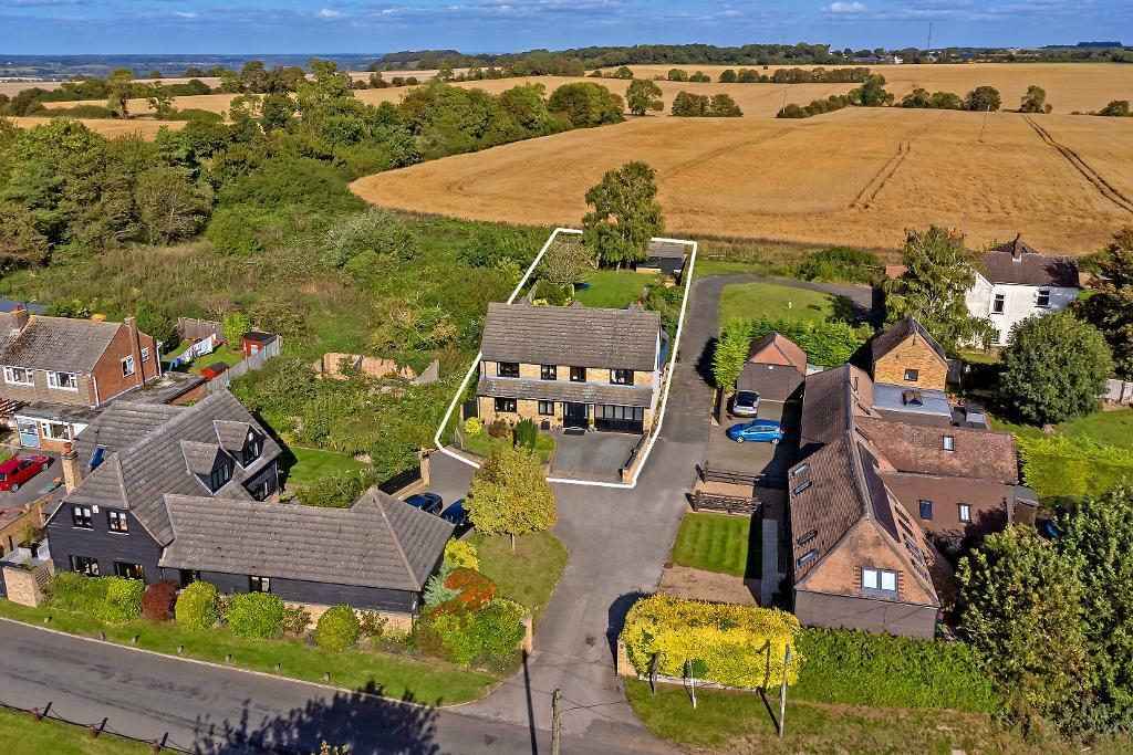 5 bedroom detached house for sale in Streatley Road, Upper Sundon, Bedfordshire, LU3 3PH, LU3