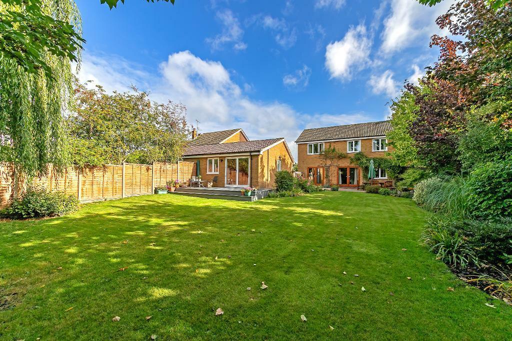 5 bedroom detached house for sale in Sundon Road, Harlington