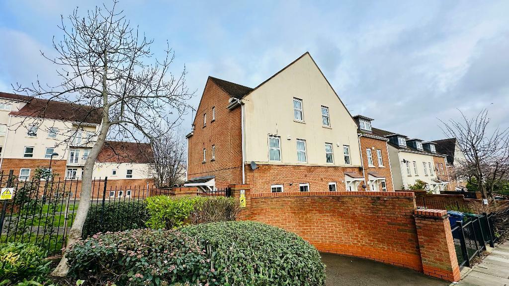 4 bedroom end of terrace house for sale in Russell Lane, Whetstone
