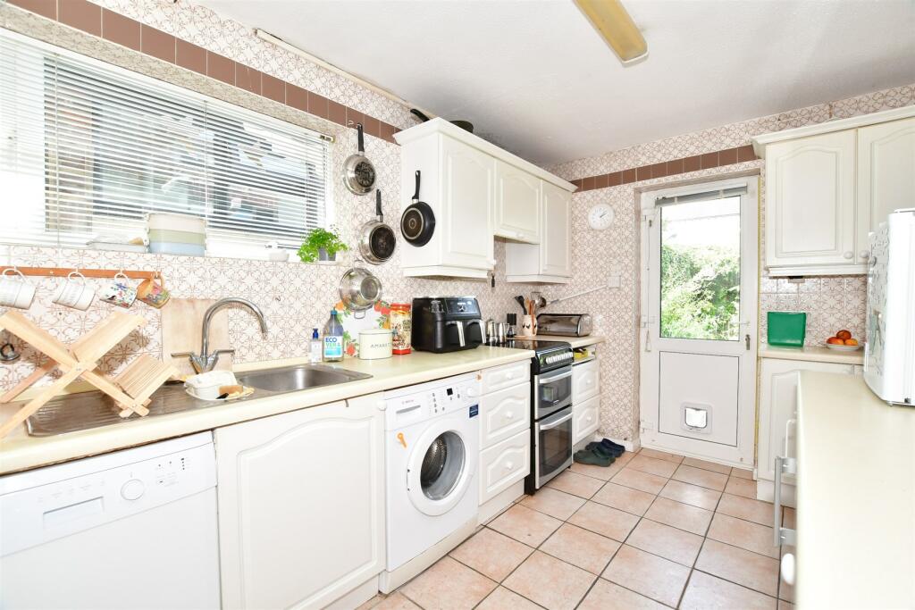 3 bedroom detached house for sale in Elmwood Avenue, Bognor Regis, West